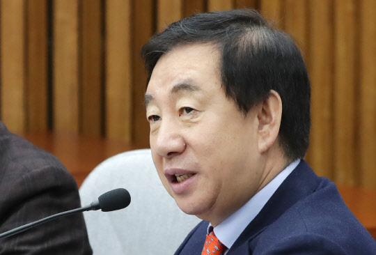 발언하는 김성태 원내대표  자유한국당 김성태 원내대표가 19일 오전 국회에서 열린 원내대책회의에서 발언하고 있다. 2018.2.19